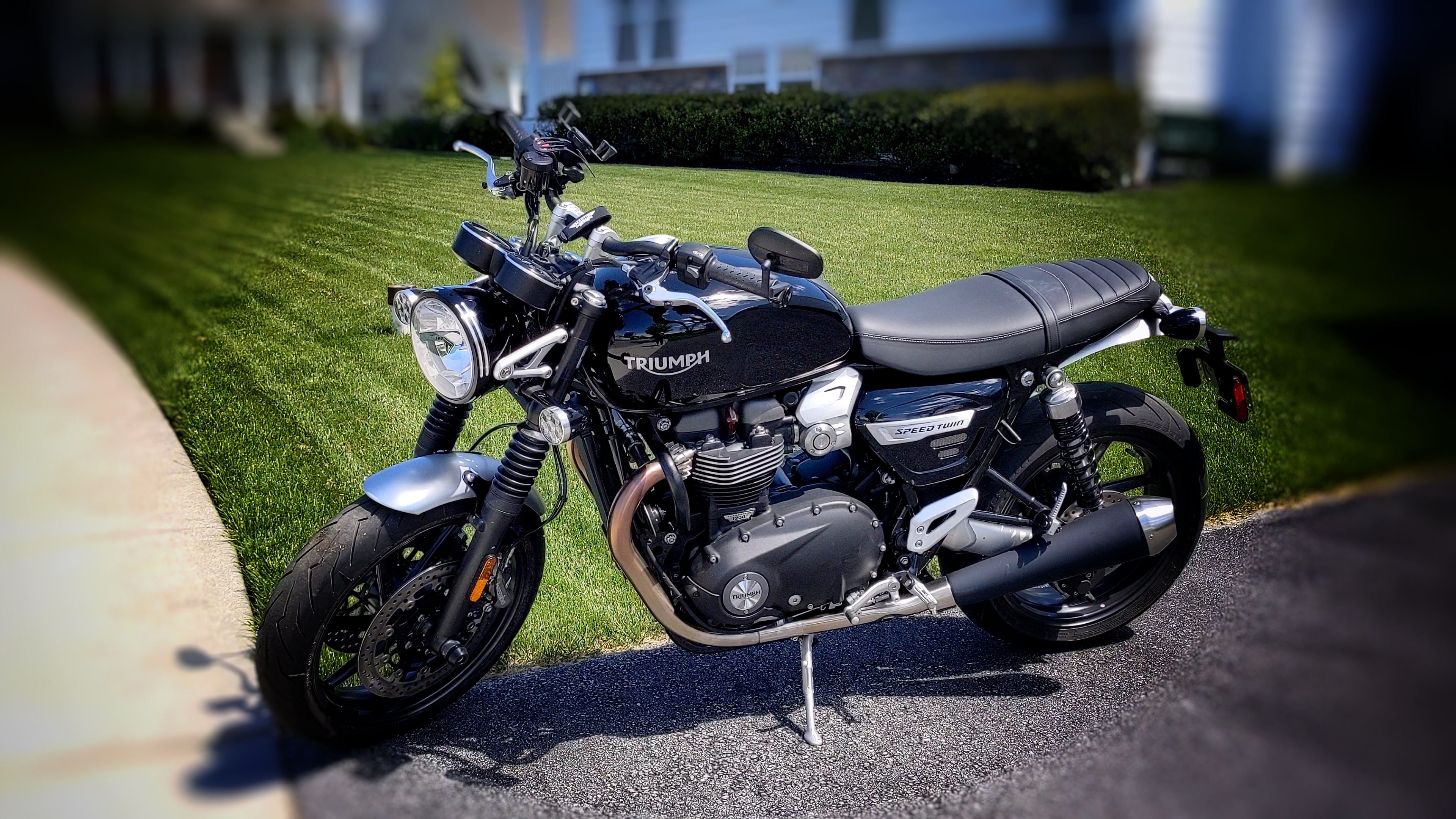 Picture of a Triumph Speed Twin motorcycle sitting on a suburban driveway